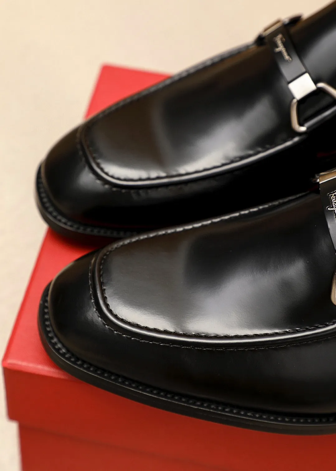 Men's shoes 💰480 💐 Product trademark: Ferragamo "Ferragamo" casual leather shoes Regular size: 38-44 (45.46🉑️customized) Product materials: Selected imported first-layer open-edge beaded cowhide leather upper + luxury hardware buckle, imported water-dyed cowhide leather lining. Strong three-dimensional visual effect, original rubber outsole Color: 3⃣️colors available